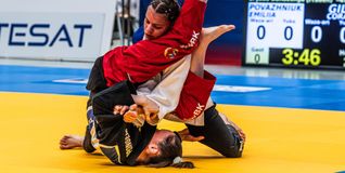 Die für den VfL kämpfende Ukrainerin Emilia Povazhniuk (oben) im Bodenkampf gegen die Backnangerin Coralie Gilly